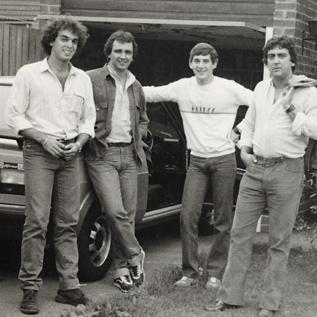 Em 1983, Silvio Mota, Reginaldo Leme, Ayrton Senna e Galvão Bueno em Slough, na Inglaterra, ainda na época da F3. Foto: Reprodução/ Facebook