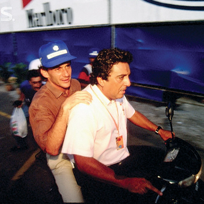 Galvão dando carona para Ayrton Senna, no GP Brasil de 1990. Foto: Reprodução/ Facebook