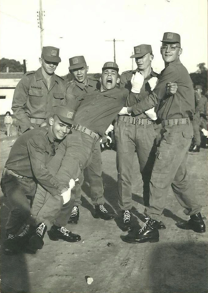 O atirador José Nello Marques (o primeiro da direita para a esquerda) servindo a Pátria na época do Tiro de Guerra, na sua cidade natal Garça, no ano de 1973. Foto enviada por Tico Cassolla
