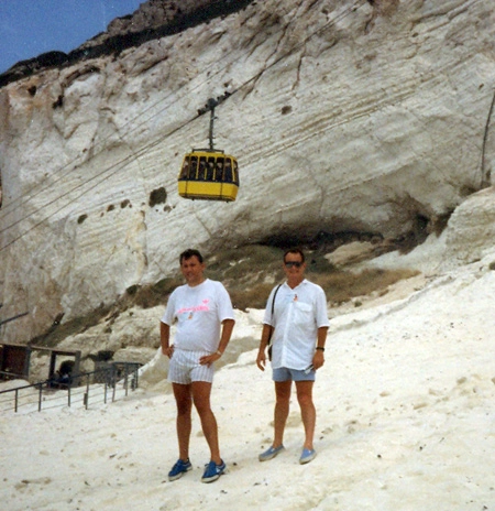 Milton Neves e Samuel Ferro no pé do Monte Massada, em Israel, em 1989: para subir lá, só de bondinho