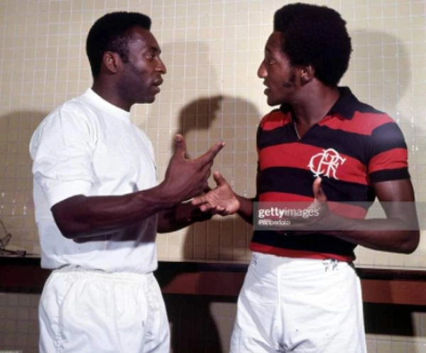 Pelé e Paulo Cézar Caju conversam antes de um Santos e Flamengo. Foto: Divulgação