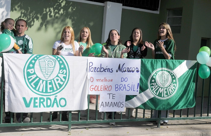 Os fãs de Marcos foram ao CT da Barra funda desejar um feliz aniversário ao goleiro do Palmeiras. Foto: Portal TT