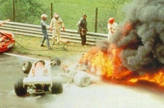 Olhos no retrovisor: H&aacute; 50 anos, em Nurburgring, o terr&iacute;vel acidente de Niki Lauda