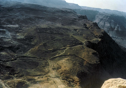 Foto de Lenice Neves, do alto de Massada, mostrando, em espécie de quadrado lá embaixo, o enorme oval onde as tropas romanas ficaram baseadas 