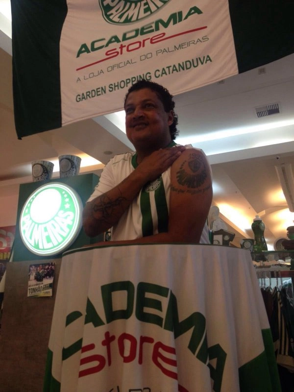 Em evento palmeirense em Catanduva, no dia 16 de fevereiro de 2016, Tonhão mostrou a sua tatuagem do Palmeiras. Foto: Divulgação