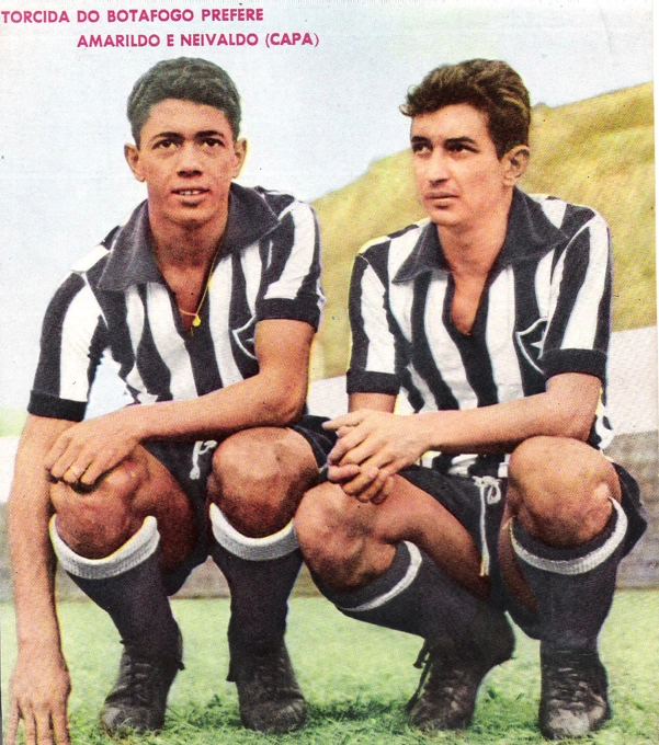 Agachados, da esquerda para a direita, Amarildo e Neivaldo, com a camisa do Botafogo. Foto: Revista do Esporte