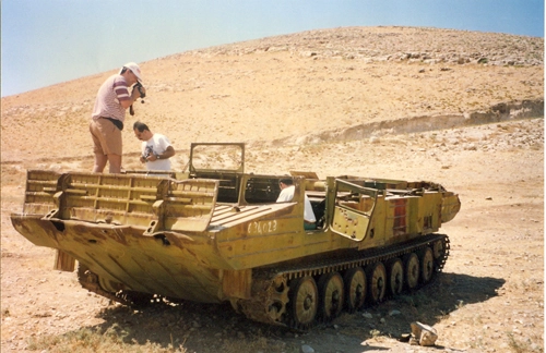 O cadáver deste tanque sírio fabricado na URSS jaz no Deserto da Judéia desde a Guerra dos Seis Dias, em 1967. Eu filmei seu interior e Márcio Bernardes também a tudo conferiu
