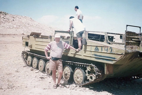 E que tal o tanque sírio destruído na Guerra de 6 dias em 1967? Márcio Bernardes e Ricardo Setyon examinam, no Deserto da Judéia, o interior do veículo fabricado na então URSS.