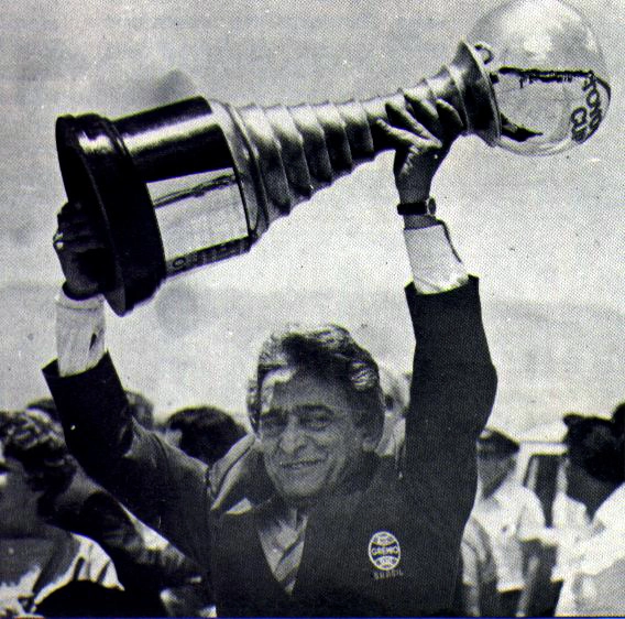 Fábio Koff com a taça conquistada pelo Grêmio no Mundial de Clubes de 1983. Foto: Reprodução
