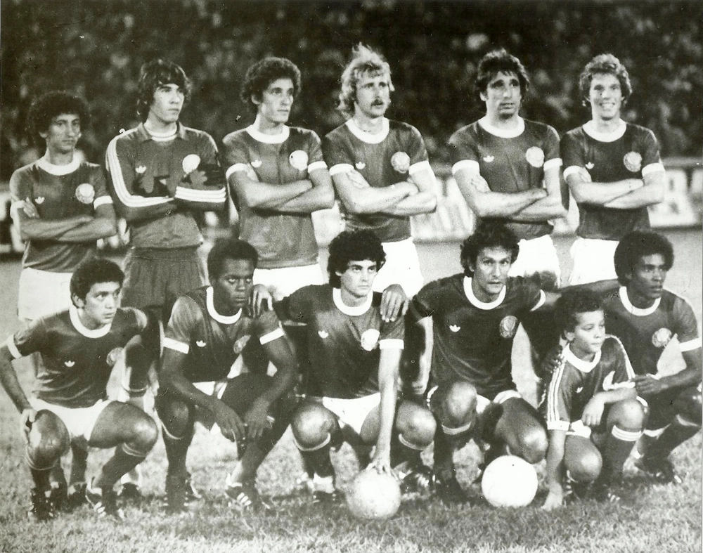 O Palmeiras enfrentou o Alianza do Peru no Parque Antártica em 12 de abril de 1979, pela Libertadores, e venceu por 4 a 0, gols de Pedro Rocha, Rosemiro e Baroninho (dois), que entrou no lugar de Osmir. O time alviverde, em pé, da esquerda para a direita: Rosemiro, Gilmar, Polozzi, Ivo Wortmann, Marinho Peres e Pedrinho. Agachados: Amilton Rocha, Osmir, Zé Mário, Pedro Rocha e Nei. O mascote é filho de Ademir da Guia. Foto: arquivo pessoal de Zé Mário