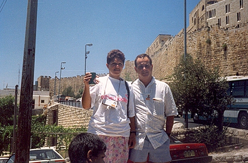 Lenice Neves e Samuel Ferro na entra de de Jerusalém, Israel, em 1989.
