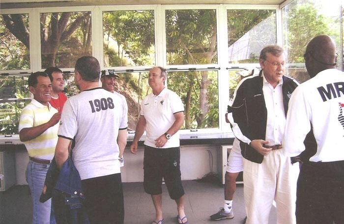 Buião, de camisa amarela; o técnico Levir Culpi ao centro, Milton Neves e Rincón. Foto: reprodução