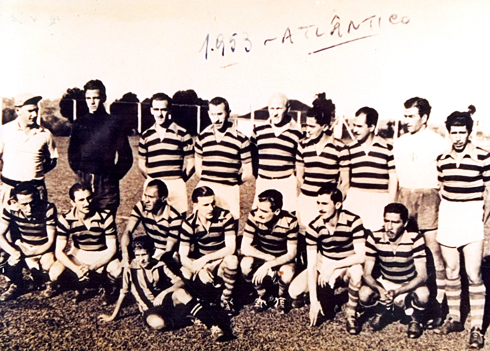O dirigente Fábio Koff também foi jogador. Nesta imagem, ele é o sexto em pé, da esquerda para a direita