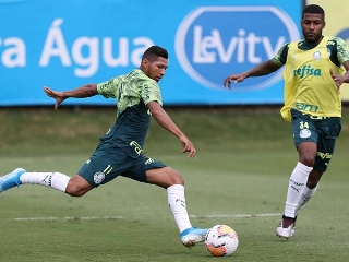 Atacante Rony pode ganhar vaga na equipe titular. Foto: Cesar Greco