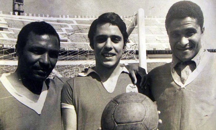 Na década de 60, no estádio da Luz, em Lisboa, da esquerda para a direita: Mário Coluna, Chico Buarque e Eusébio. 