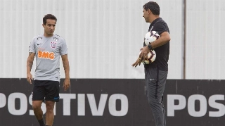 Com dores nos joelhos, Jadson fica fora do quinta partida seguida do Corinthians