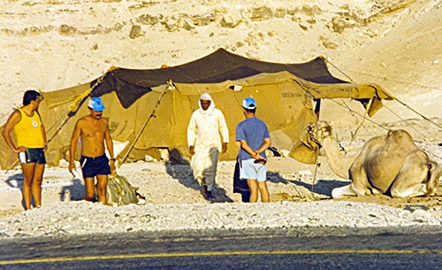 Beduíno e sua família, em pleno deserto, em 1985, na estrada Jerusalém-Jericó. Pelas fotos, Milton Neves, Mário Marinho e Samuel Ferro pagaram 10 dólares pelo 