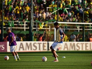 Torcedor do Defensa y Justicia imitou macaco em direção aos santistas. Foto: Staff Images