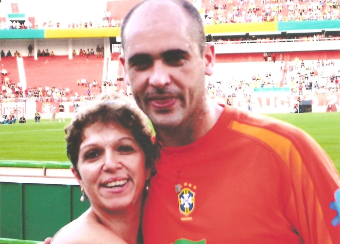 Dia de festa no estádio do Sport Club Internacional, em Porto Alegre, ao lado de Lenice Magnoni Neves, esposa de Milton Neves