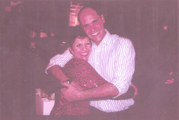 A palmeirense Lenice Magnoni Neves, esposa de Milton Neves, abraçando o ídolo Marcos, na TV Record