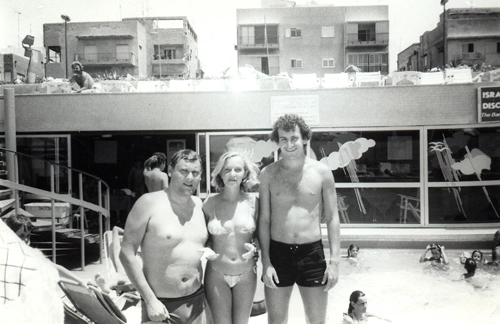 Em 1985, durante mais uma edição da Macabíada mundial, Milton Neves está na piscina do belíssimo hotel Diplomat, em Tel Aviv, ao lado de uma turista brasileira sócia da Hebraica e de Sergio Cshapiro

