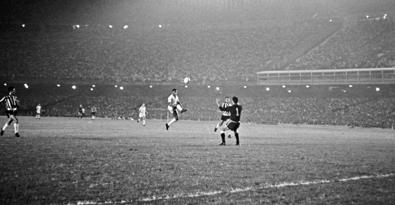 Foto maravilhosa após o toque de Pelé para encobrir Manga na vitória do Santos sobre o Botafogo por 4 a 0 no Maracanã (como era lindo o Maracanã!), em 28 de agosto de 1963, pela Libertadores da América. Pelé marcou três gols e Lima o outro tento do Peixe. Foto: ASSOPHIS (Associação dos Pesquisadores e Historiadores do Santos F.C)