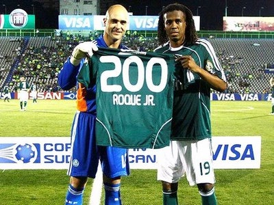 Roque Júnior e Marcos seguram a camisa do Palmeiras com o número de 200, o número de jogos do zagueiro com a camisa do Verdão. Foto: iG