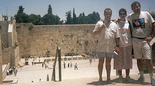1989: Samuel, Lenice e Milton Neves em Jerusalém. Ao fundo, o emocionante e fantástico Muro das Lamentações.
