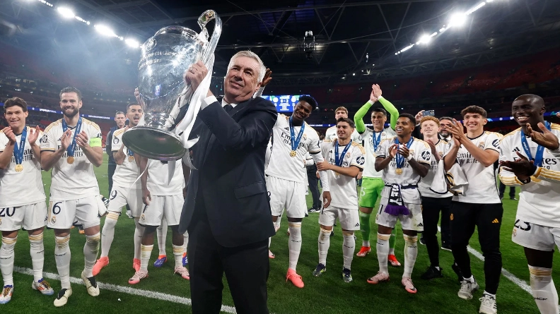 Em 1º de junho de 2024, com a taça da Champions League conquistada pelo Real Madrid, após vitória por 2 a 0 diante dos alemães do Borussia Dortmundo, em Wembley (Inglaterra). Foto: Divulgação/Real Madrid