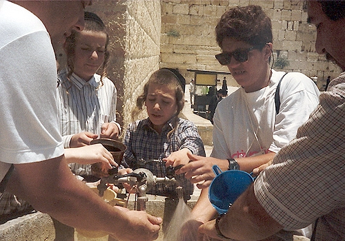 O menino do meio é Samuelzinho, filho do judeu Samuel Godinho Ferrovski. Ao fundo, o Muro das Lamentações.
