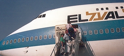 Samuel é o segundo, subindo e entrando no avião da empresa estatal El AL, de Israel. É a única grande companhia aérea do mundo que jamais teve sequestrado um de seus aviões. A El AL nunca viaja com 100% de passageitros 