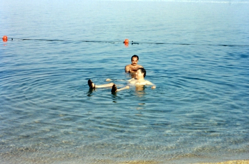 No Mar Morto, não se afunda. É tanto sal que todo banhista boia. Com Milton está o jornalista Márcio Bernardes
