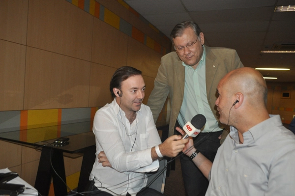 Leandro Quesada entrevista Marcos, sob o olhar de Milton Neves, em 03 de outubro de 2011, durante o programa 