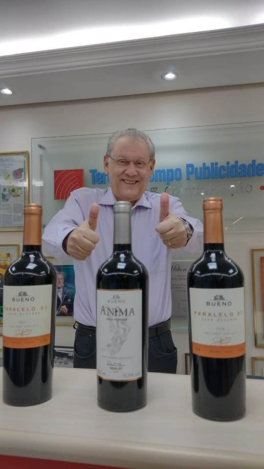 Milton Neves na redação do Portal Terceiro Tempo com vinhos da Bueno Wines, de Galvão Bueno. Foto: Kennedy Andrés/Portal TT