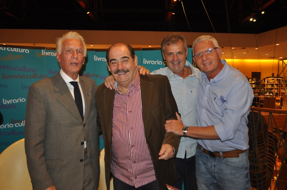 Rubinho, Rivellino, Zé Mpario e um amigo na noite de 28 de agosto de 2015, lançamento do livro `Rivellino´, de Maurício Noriega, na Livraria Cultura do Conjunto Nacional, em São Paulo. Foto: Marcos Júnior/Portal TT