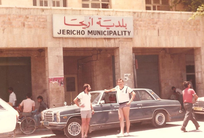 Fran Augusti e Milton Neves no centro de Jericó, ao lado de uma Mercedes-Limousine