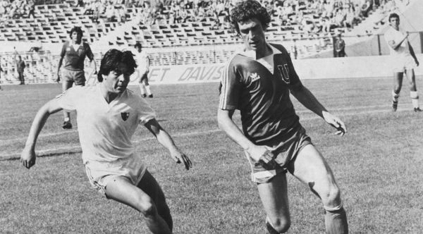 Foto raríssima: nos anos 70, Jorge Sampaoli e Manuel Pellegrini duelam em partida no Chile