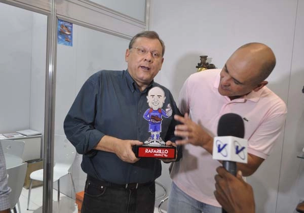 Milton com a estatueta que a Rafarillo fez em homenagem ao ex-goleiro. Não fizeram uma estatueta minha