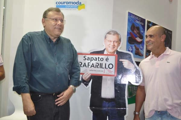 Em 17 de janeiro de 2012, com Milton Neves em frente ao stand da Rafarillo, na Couromoda. Foto: Marcos Júnior/Portal TT