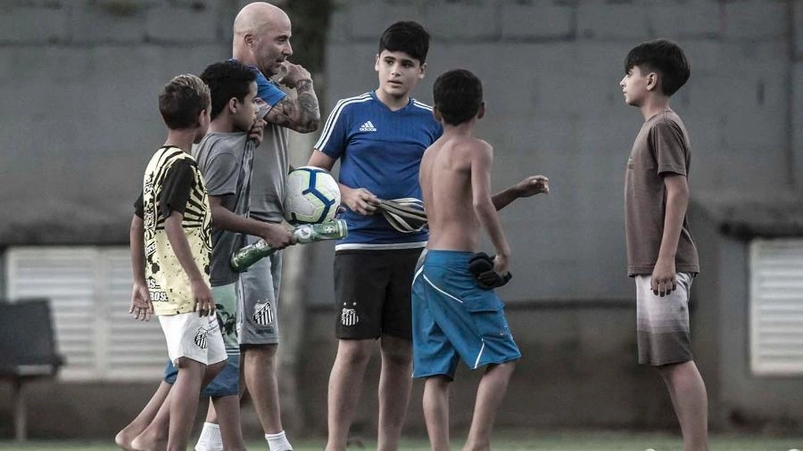 2019: com a garotada santista. Foto: Santos FC