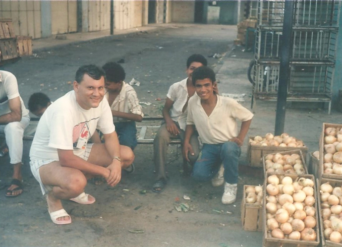 Em Jericó, Milton ao lado dos meninos, vendedores de cebolas. A pobreza local em contraste com a alegria estampada no rosto cheio de esperança das crianças