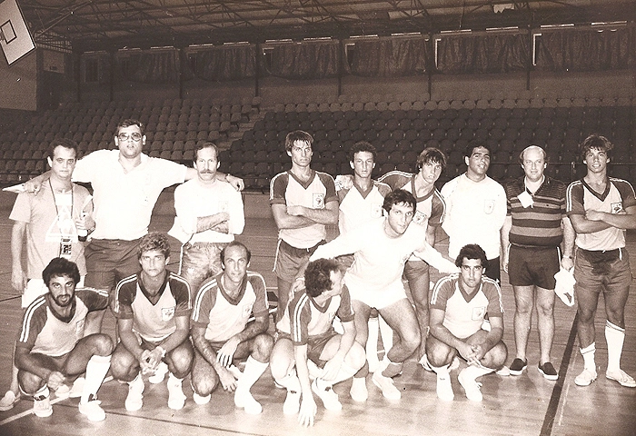 No ginásio da Universidade Federal de Tel Aviv, durante as Macabíadas de 1985. Em pé, o primeiro, da esquerda para a direita é Samuel Ferro, seguido por Milton Neves. O último é Fabinho, ex-craque do futsal. O quarto, agachado, da esquerda para a direita, é Sérgio Cshapiro