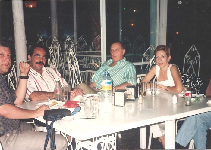 Em 1993, reunidos em um restaurante de Jaffa (Yafo em hebraico), da esquerda para a direita: Milton Neves, Márcio Bernardes, Marcos Arbaitman e sua esposa Beth Arbaitman