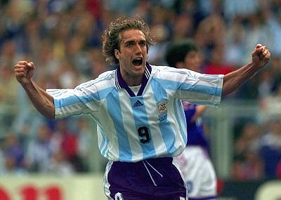 Batistuta comemora o gol contra o Japão. O jogo, que marcou a estreia da Argentina no Mundial, aconteceu no dia 14/06/1998 e terminou 1 a 0 para os argentinos.
