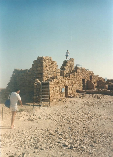 Nesta bela imagem, em Massada, no topo da construção em ruínas está Samuel Ferro. Abaixo, preparando-se para subir, Milton Neves