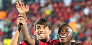 Paquetá brinca com Vinicius Jr e diz que críticas a Neymar são exageradas