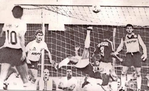 Em 14 de maio de 1989, o golaço de bicicleta de Silva, pelo Juventus, contra o Corinthians, no Pacembu. O momento exato do arremate, observado pelo goleiro Ronaldo, Wilson Mano (à esquerda) e Neto (camisa 10), de costas. Foto: Reprodução