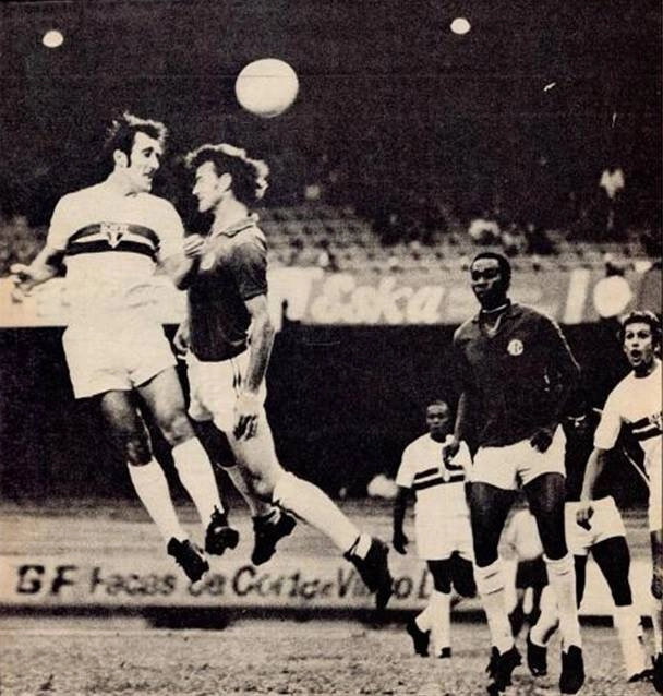 Toninho Guerreiro disputa a bola com Alex durante confronto entre o São Paulo e o América-RJ no Morumbi. À direita, Badeco e Pedro Rocha. Ao fundo, Paraná. Foto: arquivo pessoal de Alex