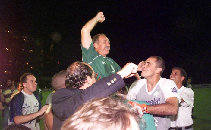 Scolari é levantado por jogadores, entre eles o goleiro Marcos, na comemoração. Crédito FSP - Jorge Araújo-29.dez.1998/Folhapress