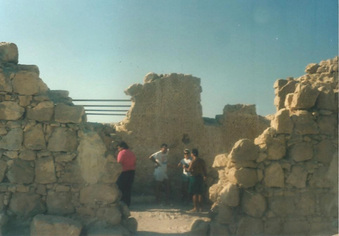 Outra imagem de 1989, nas ruínas de Massada. Milton, de camiseta branca, seguido por sua esposa Lenice Magnoni Neves e Samuel Ferro